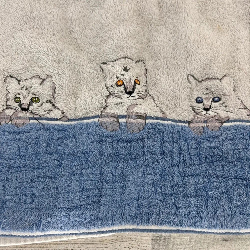 EMBROIDERED PEEKABOO KITTENS CATS BathTOWEL MARTEX BLUE WHITE